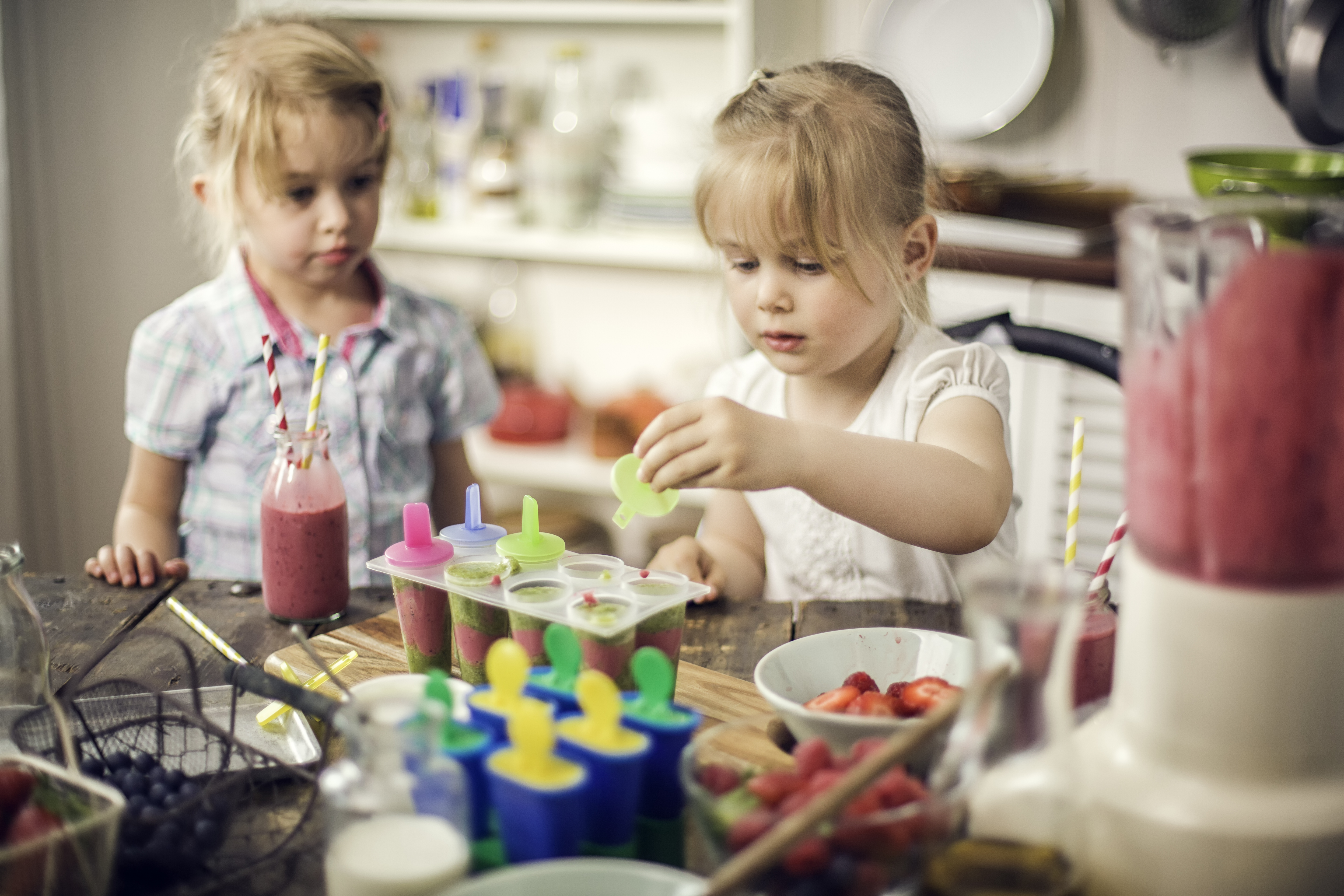 Kids making homemade popsicles 
